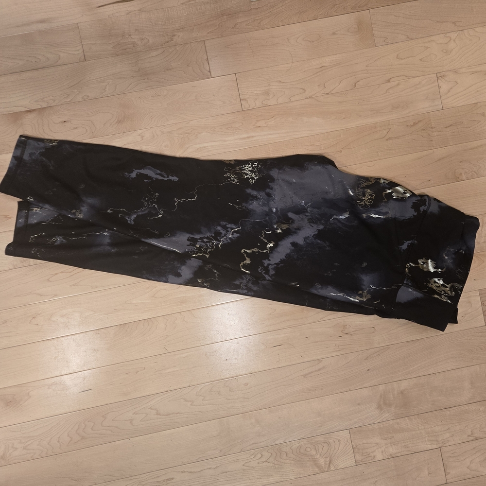Old Navy Black and Gold Marble Leggings - Picture 4 of 5